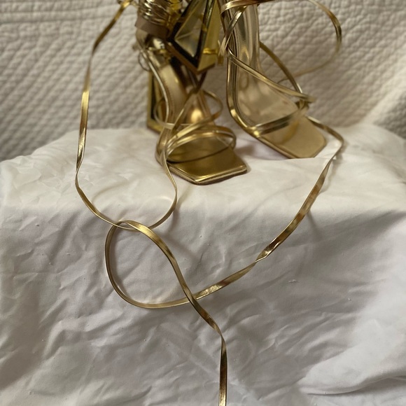 Look no further for the perfect shoes to go with your outfit!! Unique Wraps Gold - Picture 7 of 9